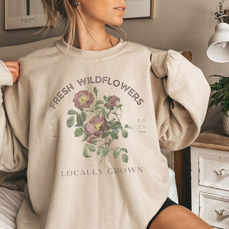 Womens Floral Sweatshirts, Wildflower Sweatshirt, Boho Floral Shirts, Vintage Style Floral Sweatshirt, Botanical Sweatshirts for women Sand