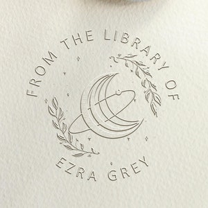 Mond Buch Prägestempel personalisiert mit Ihrem Namen / Botanischer Stempel aus der Bibliothek / Buchliebhaber Geschenk