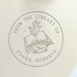 Sello en relieve de pila de libros/Sello floral/Personalizado con su nombre/Sello de libro de colección/Sello en relieve de la biblioteca/Sello de biblioteca personalizado