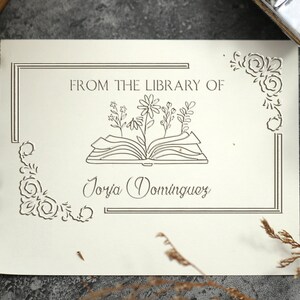 Weihnachtsgeschenk Prägestempel/Aus der Bibliothek Prägezange/Buchprägezange mit Blumenmuster personalisiert mit Ihrem Namen/Rechteckiger Stempel/Geschenk für Buchliebhaber