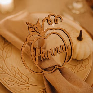 Erntedank-Dekor-Namensschilder, benutzerdefinierte Holz rustikale Herbst Ortschild, personalisierte Kürbis Karten, Friendsgiving Tag, Name Tischdekoration