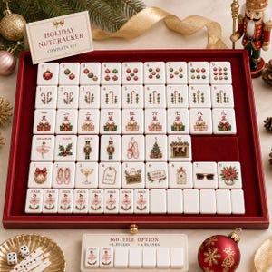 K&ouml;nnte beinhalten: Ein Mahjong-Spiel mit wei&szlig;en Spielsteinen, die weihnachtliche Motive wie Nussknacker, Christbaumkugeln und Ballettschuhe zeigen. Das Set liegt in einem mit rotem Samt ausgekleideten Tablett und enth&auml;lt eine Karte mit der Aufschrift Holiday Nutcracker.