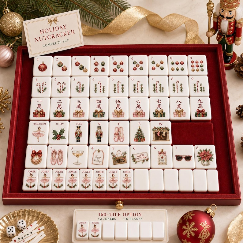 K&ouml;nnte beinhalten: Ein Mahjong-Spiel mit wei&szlig;en Spielsteinen, die weihnachtliche Motive wie Nussknacker, Christbaumkugeln und Ballettschuhe zeigen. Das Set liegt in einem mit rotem Samt ausgekleideten Tablett und enth&auml;lt eine Karte mit der Aufschrift Holiday Nutcracker.