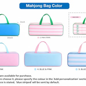 K&ouml;nnte beinhalten: Eine Sammlung rechteckiger Mahjong-Taschen mit Griffen in verschiedenen Farben und Mustern, darunter einfarbiges Blau, rosa Streifen, einfarbiges Rosa, Blau und Rosa sowie blaue Streifen. Die Ma&szlig;e betragen 53,34 cm L&auml;nge, 16,51 cm H&ouml;he und 5,08 cm Tiefe.