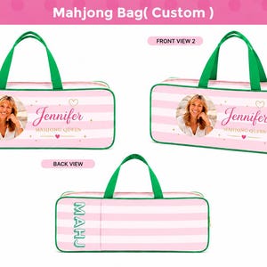 K&ouml;nnte beinhalten: Eine rechteckige, individuell gestaltbare Mahjong-Tasche mit rosa-wei&szlig;em Streifenmuster sowie gr&uuml;nen Kanten und Griffen. Die Vorderseite zeigt ein kreisf&ouml;rmiges Foto, den Namen Jennifer und den Text Mahjong Queen. Hinten steht der Text MAHJ.