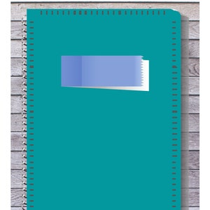 Peut inclure: Un carnet à spirales bleu sarcelle doté d'une étiquette rectangulaire violet clair centrée sur la couverture. Le carnet présente une bordure gris foncé avec de petites marques en tirets sur les bords et une reliure métallique argentée.