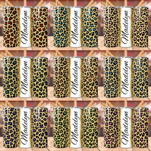 K&ouml;nnte beinhalten: Neun verschiedene 20 Unzen Edelstahlbecher mit einem goldenen Glitzer-Leopardenmuster. Jeder Becher hat einen anderen Farbakzent auf dem Leopardenmuster. Die Becher sind alle mit dem Namen "Madelyn" personalisiert.