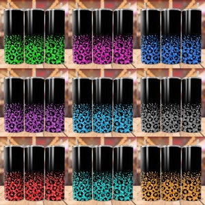 K&ouml;nnte beinhalten: Set mit 10 Edelstahlbechern mit schwarzem Boden und einem Glitzer-Leopardenmuster in verschiedenen Farben. Die Farben umfassen Gr&uuml;n, Pink, Blau, Lila, Grau, Rot, T&uuml;rkis und Gold.