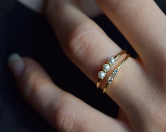 dainty ring with small zirconia in baguette and round size