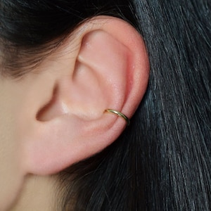 Boucle d'oreille, délicate conque dorée image 1