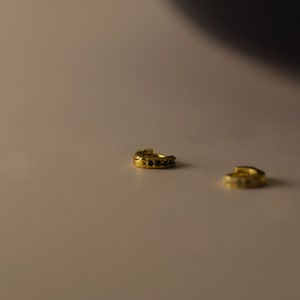 Zierlicher Tragus Ohrring, Gold minimalistischen Reifen Ohrring, zarte Helix Reifen, Gold Knorpel Ohrring Bild 5