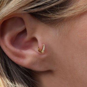 Zierlicher Tragus Ohrring, Gold minimalistischen Reifen Ohrring, zarte Helix Reifen, Gold Knorpel Ohrring Bild 1