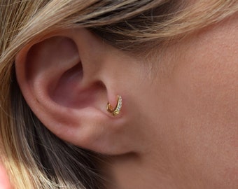 Orecchino Tragus delicato, Orecchino a cerchio minimalista d'oro, Cerchio elicoidale delicato, Orecchino di cartilagine d'oro