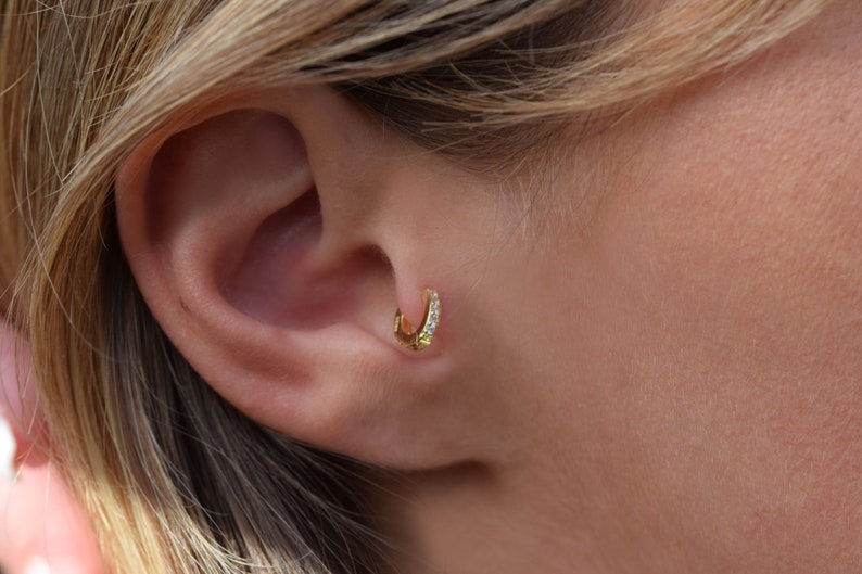 Zierlicher Tragus Ohrring, Gold minimalistischen Reifen Ohrring, zarte Helix Reifen, Gold Knorpel Ohrring Bild 1