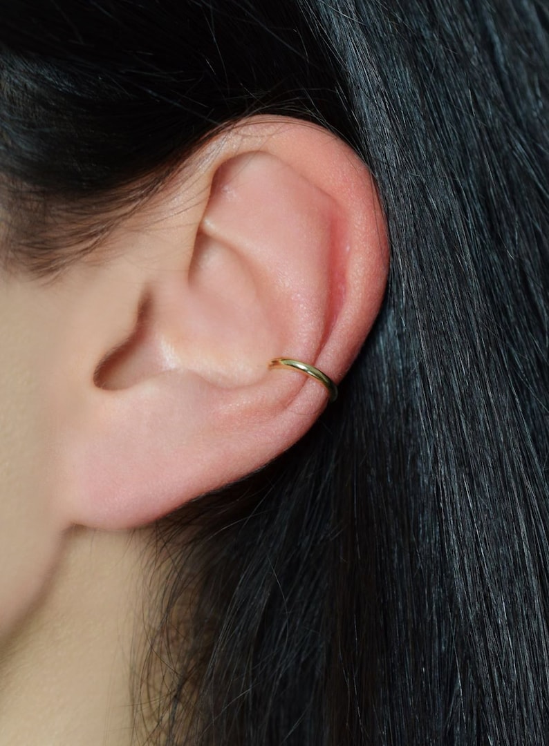 Boucle d'oreille, délicate conque dorée image 1