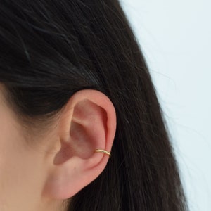 Boucle d'oreille, délicate conque dorée image 2