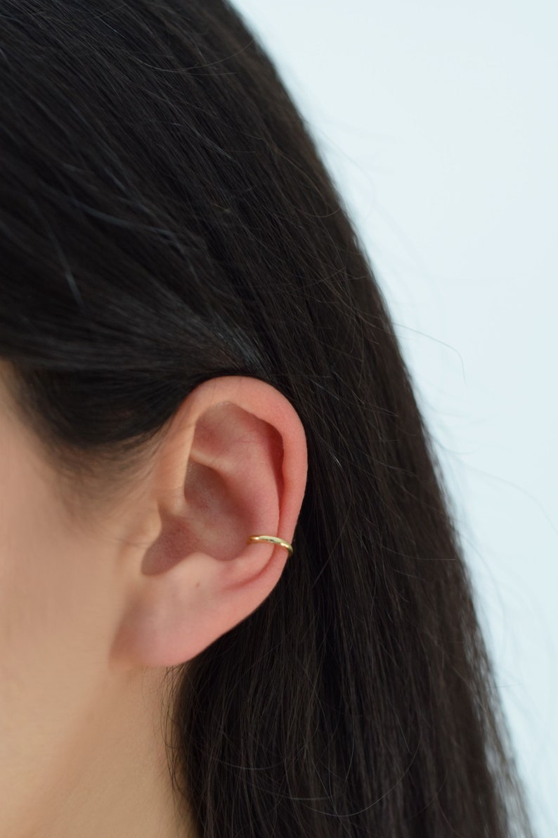 Boucle d'oreille, délicate conque dorée image 2