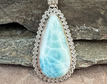 Pendentif en larimar Turtleback en forme de poire, estampé, avec une grosse chaîne en maille blé.