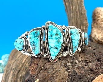 Bracelet manchette cinq pierres en turquoise Kingman naturelle de qualité muséale, orné de petites perles.
