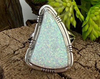 Opale de laboratoire avec bordure taillée à la scie, bague taille 10