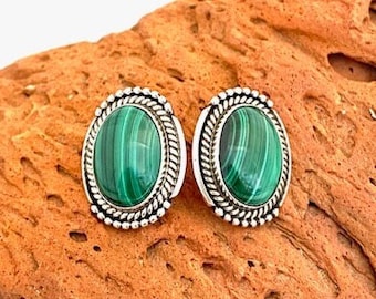 Boucles d'oreilles montantes ovales en malachite