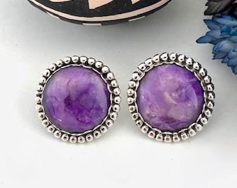 Boucles d'oreilles rondes boutonnées Sugilite avec bordure en perles simples