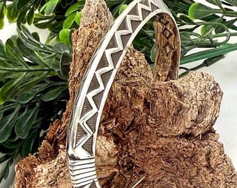 Bracelet manchette triangulaire épais, nouveau design, de taille moyenne, estampé profondément et découpé à la scie, 5 1/2 pouces