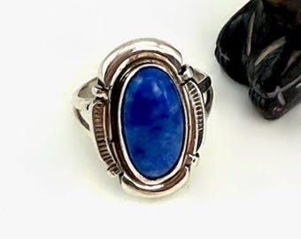 Bague auriculaire lapis-lazuli bleu découpé à la scie et bord estampé taille 4