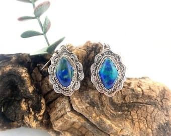 Boucles d'oreilles pendantes azurite et malachite estampées