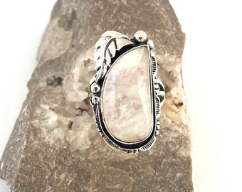 Bague florale pierre de lune blanche taille 8