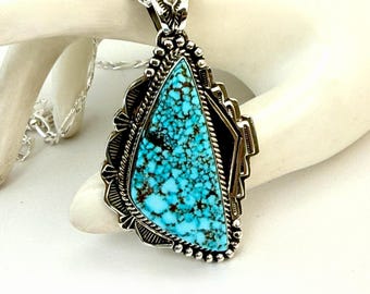 Pendentif en turquoise Kingman naturelle à motif toile d'araignée, avec chaîne.