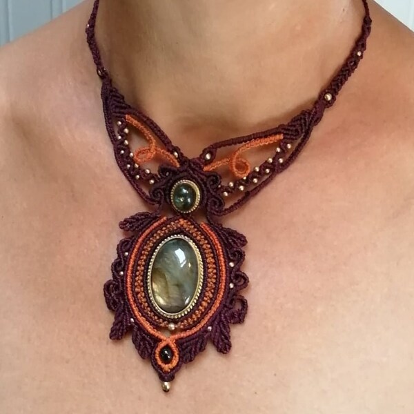 collier plastron macramé et labradorites, style bohème vintage