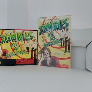 Op de afbeelding: Een Super Nintendo-spelcartridge en een instructieboekje voor het spel "Zombies Ate My Neighbors". De doos heeft een afbeelding van een vrouw met een geschrokken uitdrukking en een zombie met een groen gezicht. Het instructieboekje heeft een vergelijkbaar ontwerp met een vrouw en zombies.