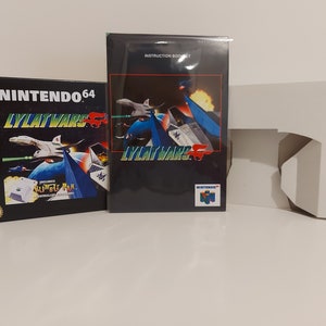 Puede incluir: Un cartucho de videojuego de Nintendo 64 y un folleto de instrucciones para Lylat Wars. La caja del juego es negra con una nave espacial azul y verde en la parte delantera. El folleto de instrucciones es negro con una imagen similar.