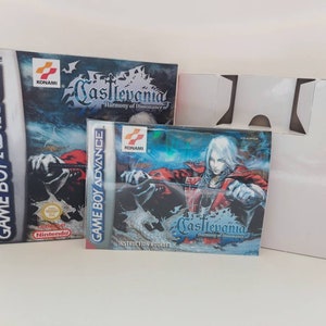 Könnte beinhalten: Eine Game Boy Advance Videospielkassette und eine Anleitung für Castlevania: Harmony of Dissonance. Das Spielgehäuse ist blau und rot mit einem Bild eines Charakters, der ein Schwert hält. Die Anleitung ist blau und rot mit einem Bild eines Charakters mit weißen Haaren.