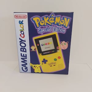 Può includere: Una Game Boy Color edizione speciale gialla con un design Pikachu. La scatola presenta il logo Nintendo Game Boy Color e il logo Pokemon.