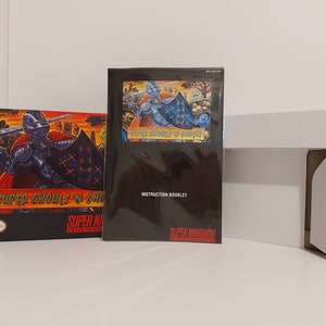 Könnte beinhalten: Eine Super Nintendo Entertainment System-Spielkassette und eine Anleitung für das Spiel Super Ghouls 'n Ghosts. Das Cover zeigt einen Ritter in Rüstung mit Schwert und Schild, der vor einem Schloss steht.