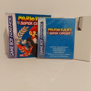 Può includere: Una custodia blu per cartuccia di gioco Game Boy Advance con un inserto in cartone bianco. La parte anteriore della custodia presenta un'immagine colorata di Mario Kart: Super Circuit, un videogioco per Game Boy Advance. La custodia include un libretto di istruzioni blu con il titolo "Mario Kart: Super Circuit" e testo in più lingue.