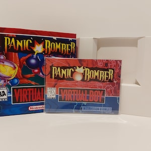 Peut inclure: Une boîte rouge, blanche et bleue avec le texte "Panic Bomber Virtual Boy" sur le devant. La boîte est à côté d'un livret d'instructions en plastique transparent avec le même texte. Le livret a un design rouge, blanc et bleu.