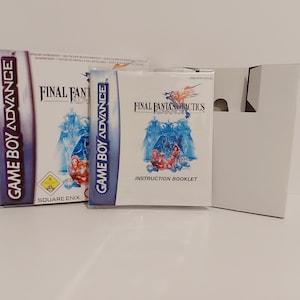 Peut inclure: Une boîte de jeu Game Boy Advance blanche avec une image bleue et blanche de personnages du jeu Final Fantasy Tactics Advance. La boîte porte l'inscription "GAME BOY ADVANCE" sur le côté et "FINAL FANTASY TACTICS ADVANCE" sur le devant. La boîte est posée sur une surface blanche.