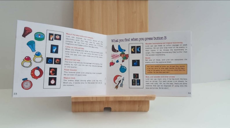 Może przedstawiać: Rozwinięcie na dwie strony z instrukcji do gry wideo. Lewa strona przedstawia listę przedmiot&oacute;w wraz z ich nazwami i opisami. Prawa strona przedstawia listę przedmiot&oacute;w, kt&oacute;re można znaleźć po naciśnięciu przycisku B. Przedmioty obejmują bumerang, księżyc, miecz, bombę i strzałę.