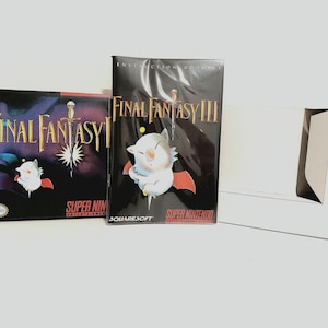 Può includere: Due scatole di gioco Super Nintendo per Final Fantasy III. Le scatole sono in buone condizioni e hanno uno sfondo bianco con testo nero e rosso. Il gioco presenta una creatura bianca con un mantello rosso.