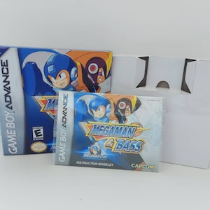 Puede incluir: Una caja de cartucho de juego Game Boy Advance azul y amarilla con el texto "Mega Man & Bass" y "Game Boy Advance" en la parte delantera. La caja está abierta y el cartucho de juego es visible en el interior. El cartucho es azul y amarillo con el texto "Mega Man & Bass" en la parte delantera.