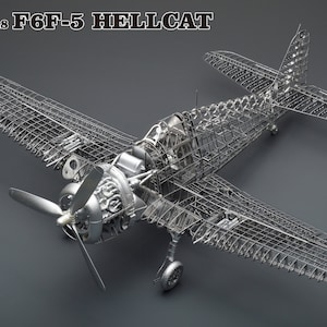 Puede incluir: Un modelo de avión de combate F6F-5 Hellcat a escala 1/48. El modelo está hecho de metal y es una representación de alambre del avión. El modelo es de color gris y está en posición de vuelo.