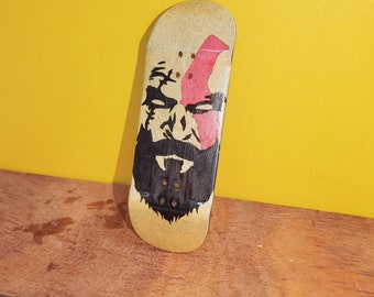 The God of War Kratos- FINGERBOARD Split Ply-5 ply maple wood - Original graphics - Professional fingerboard deck - 100*34mm