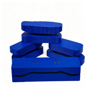 Peut inclure: Une collection de moules pour planches de skateboard rectangulaires, bleu vif, imprimés en 3D et empilés en pyramide. Chaque moule présente une surface lisse et solide avec des textures en couches visibles et de petits trous de montage circulaires.