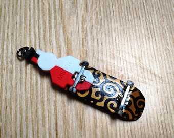 Fingerboard Keychain Magnetic, automatically closed, convenient storage