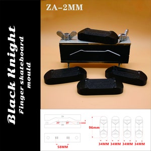 以下が含まれることがあります： Black Knight フィンガー スケートボード型。画像には、4つのフィンガー スケートボードを備えた黒い型が表示されています。型は、蝶ナットが付いた黒とシルバーのボックスデザインです。スケートボードの寸法は、長さ96mm、幅34mmです。