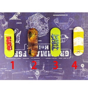 Puede incluir: Cuatro mini skateboards para dedos con diferentes diseños. Los skateboards son amarillos, verdes, marrones y blancos con detalles en negro, rojo y azul. Los skateboards están numerados del 1 al 4.