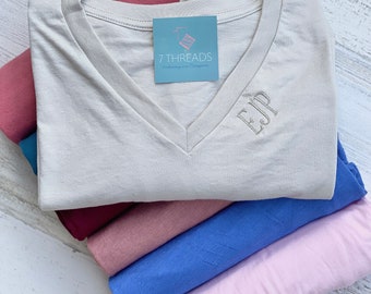 Camiseta delicada con monograma y cuello en V, mini camiseta preppy con monograma personalizado y cuello en V, camiseta bordada, regalo para damas de honor, regalo para despedida de soltera.